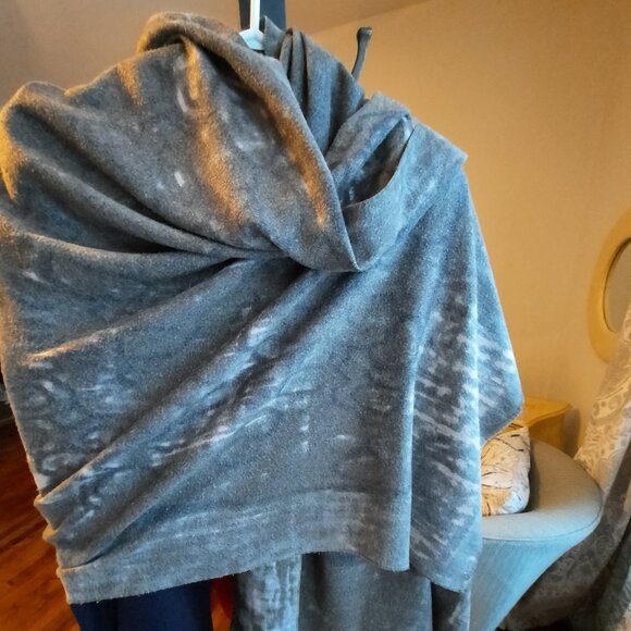 6 ft. Cashmere/cotton wide wrap, very soft abstract pattern, grey and dusty pink - Picture 2 of 5